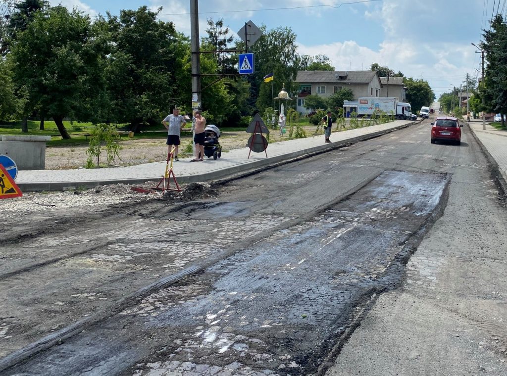 У селищі Гвіздець під шаром асфальту виявили сотні метрів старовинної бруківки ФОТО