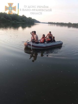 Рятувальники розповіли подробиці загибелі чоловіка, який потонув у Дністрі, рятуючи доньок ФОТО