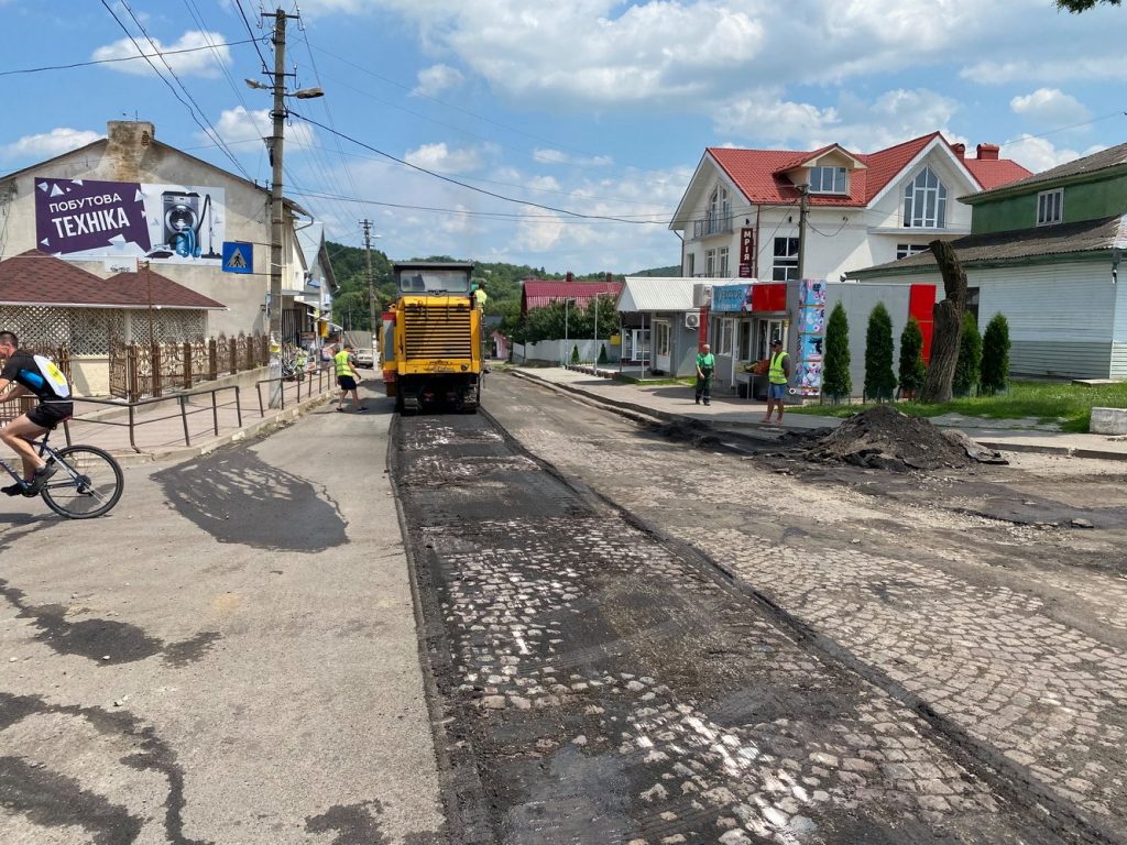 У селищі Гвіздець під шаром асфальту виявили сотні метрів старовинної бруківки ФОТО