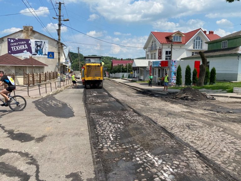 У селищі Гвіздець під шаром асфальту виявили сотні метрів старовинної бруківки ФОТО