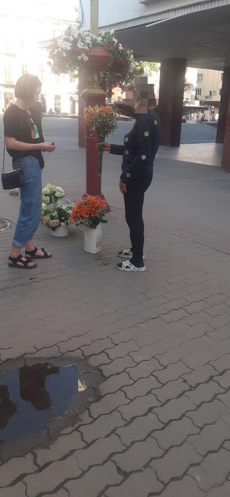 Крала квіти на "Валах", а потім продавала в середмісті Франківська ФОТО