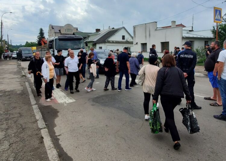 Мешканцям прикарпатського села, які перекривали дорогу, пообіцяли відновити зруйновану минулорічною повінню дамбу ФОТО