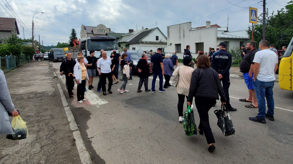 Мешканцям прикарпатського села, які перекривали дорогу, пообіцяли відновити зруйновану повінню дамбу ФОТО