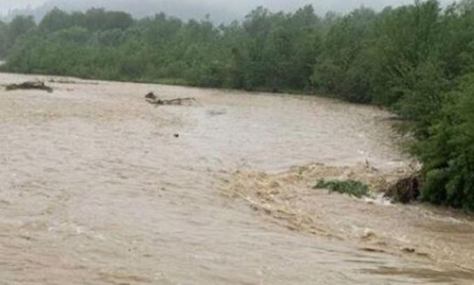 На Рожнятівщині водяна стихія виходить із під контролю: руйнуються берегоукріплення та мости