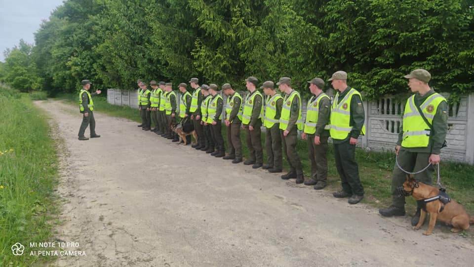 Кінологи, нацгвардійці, та місцеве населення - на Франківщині триває масштабна пошукова операція