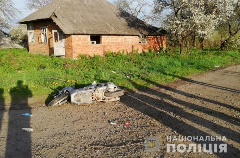 На Франківщині 19-річний водій скутера мало не загинув на заокругленій ділянці дороги