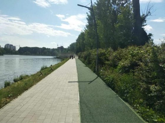 На міському озері у Франківську почали стелити покриття бігової доріжки ФОТО