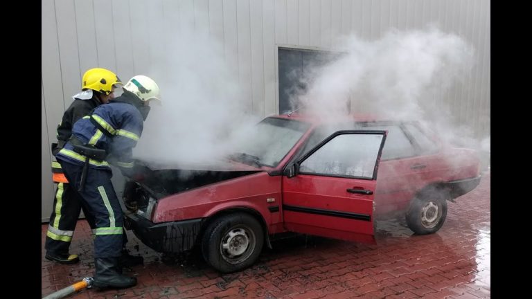 В центрі Богородчан спалахнув ВАЗ-21099