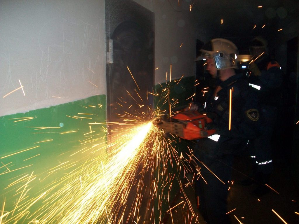 У Франківську рятувальники звільнили із квартирного полону перелякану дитину