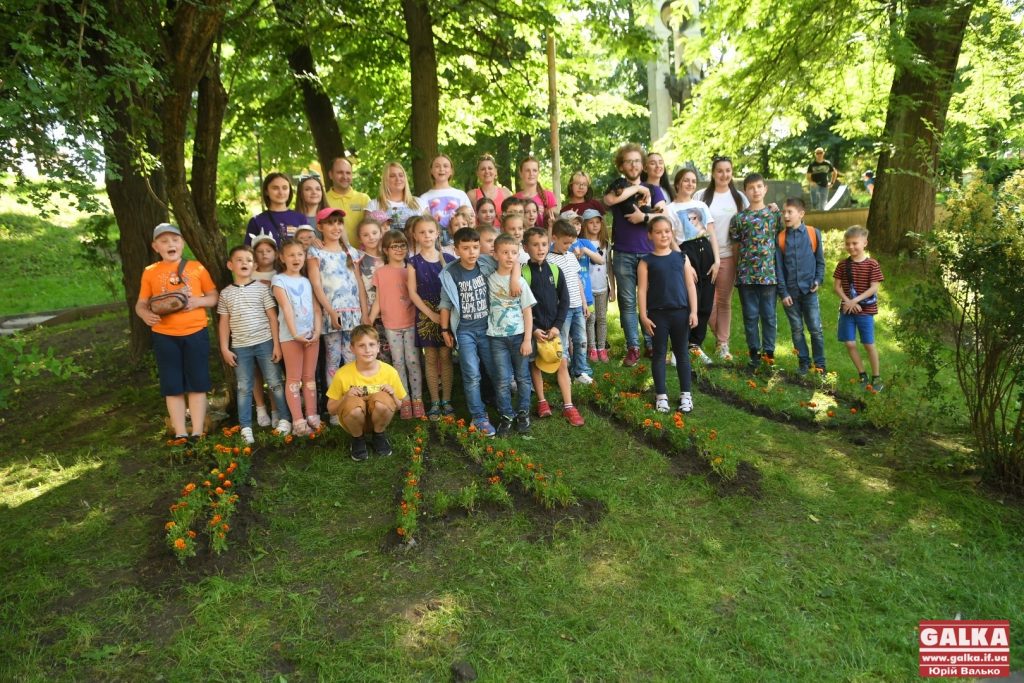 У сквері на Валах активісти висадили слово «ТАТО» з чорнобривців ФОТО