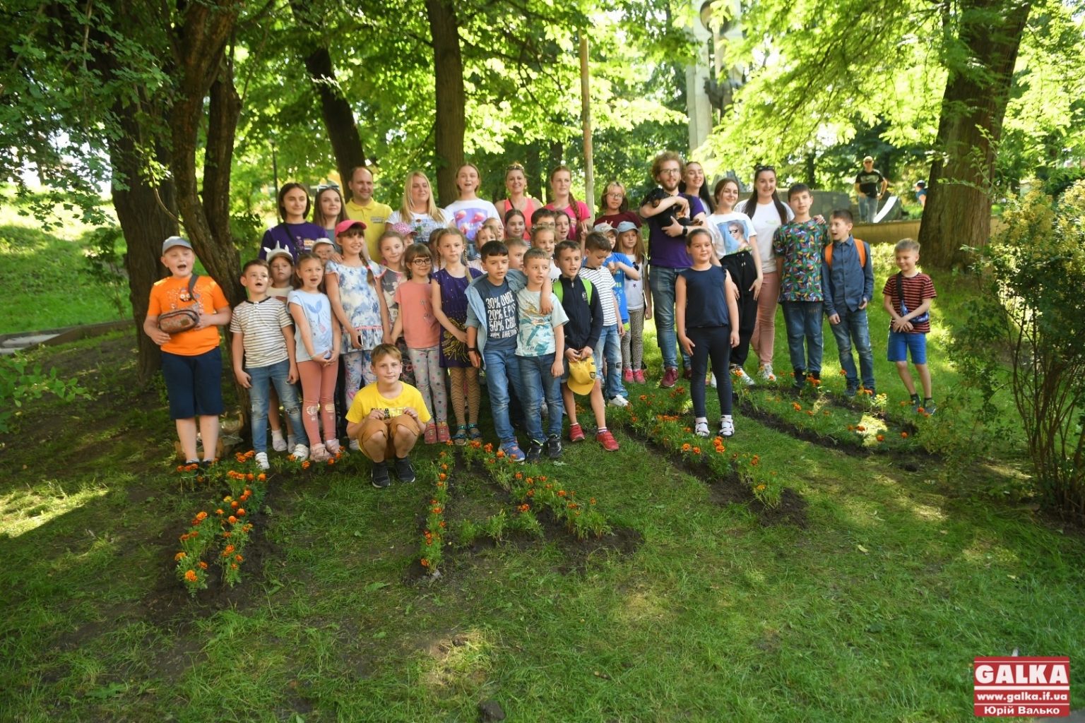 У сквері на Валах активісти висадили слово «ТАТО» з чорнобривців ФОТО