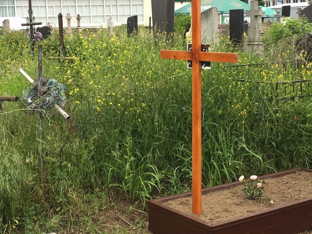 Франківці скаржаться на неналежний догляд комунальників за кладовищем на Бандери ВІДЕО