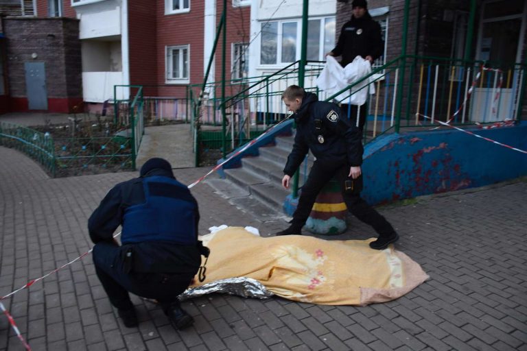 У Франківську чоловік укоротив собі віку, стрибнувши з вікна багатоповерхівки