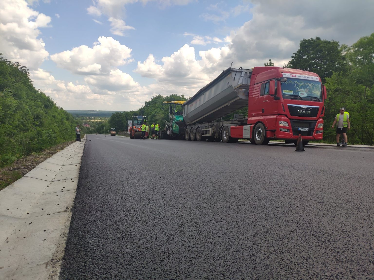 На Надвірнянщині розпочали влаштування шару щебенево-мастикового асфальтобетону