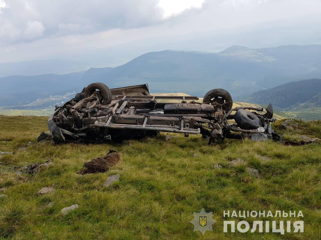 На Прикарпатті у горах, автомобіль вилетів в кювет та перекинувся