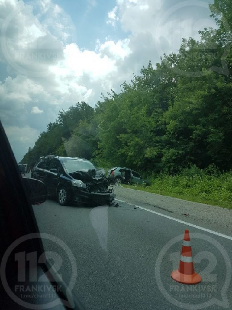 В аварії під Франківськом травмувалися троє людей, двоє з них - діти ФОТО