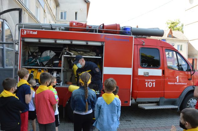 Рятувальники провели для юних франківців екскурсію пожежною частиною ФОТО