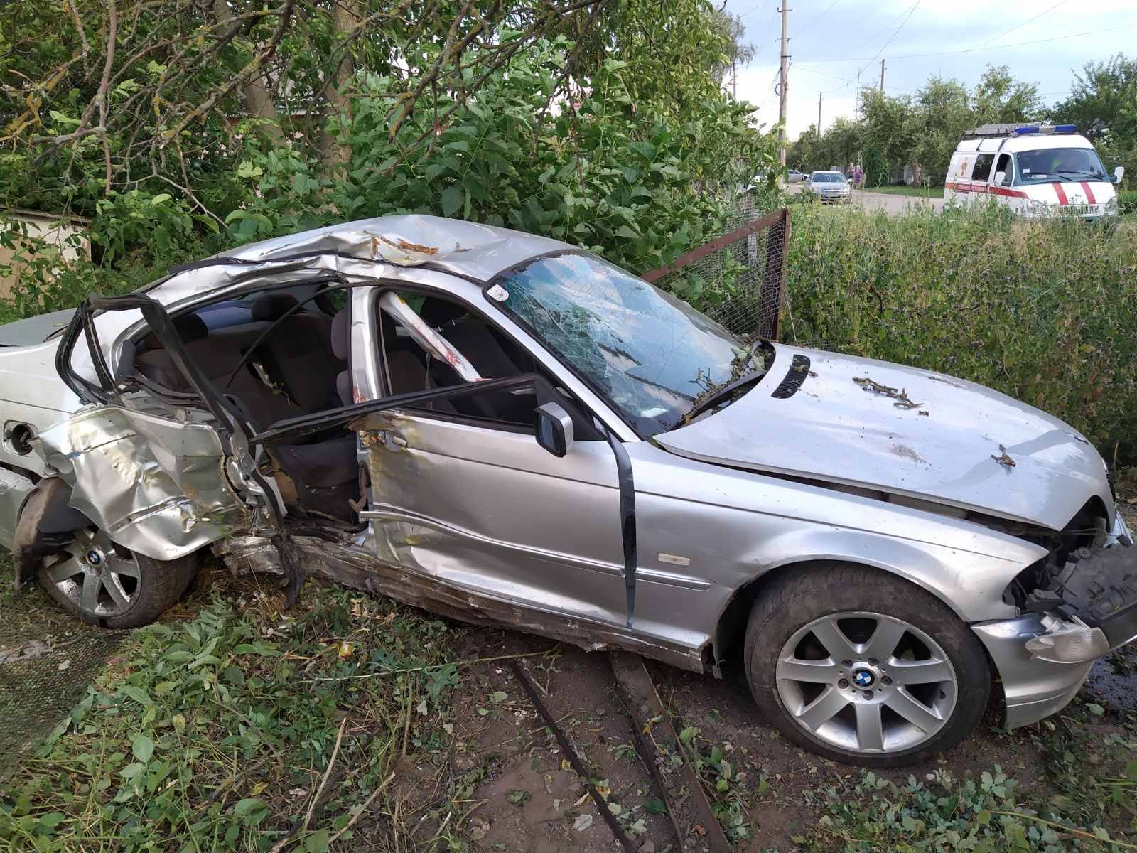 ДТП в Тлумачі: Автомобіль повалив дерево