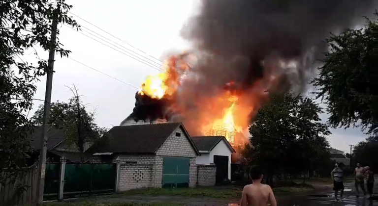 На Прикарпатті від удару блискавки спалахнув житловий будинок