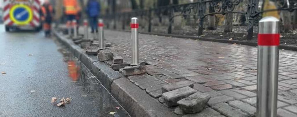 Комунальники взялися наводити лад зі стихійним паркуванням у середмісті Франківська ВІДЕО