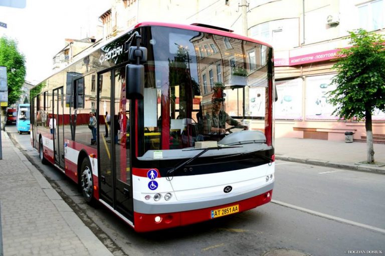 До Зелених свят на міське кладовище курсуватимуть додаткові автобуси