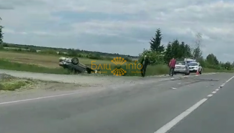 На Прикарпатті серйозна ДТП - одне з авто перекинулось на дах ВІДЕО