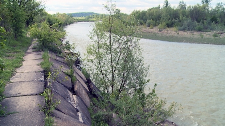 Вода вже за п’ять метрів від людських помешкань: на Коломийщині люди вимагають укріпити берег річки ВІДЕО