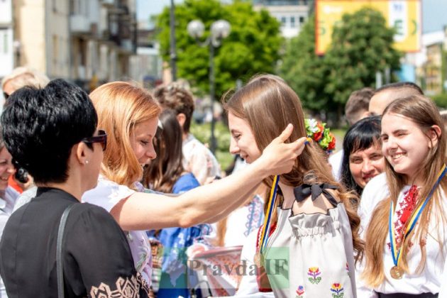 У Франківську найкращим випускникам вручили медалі ФОТОРЕПОРТАЖ