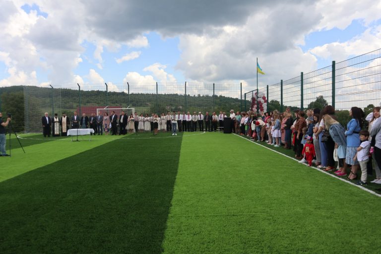 Чергове футбольне поле зі штучним покриттям відкрили в селі на Прикарпатті ФОТО