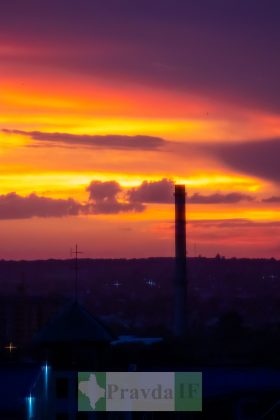 Чарівне вечірнє небо над Франківськом ФОТОРЕПОРТАЖ