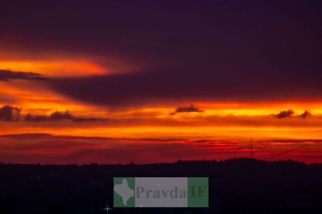 Чарівне вечірнє небо над Франківськом ФОТОРЕПОРТАЖ