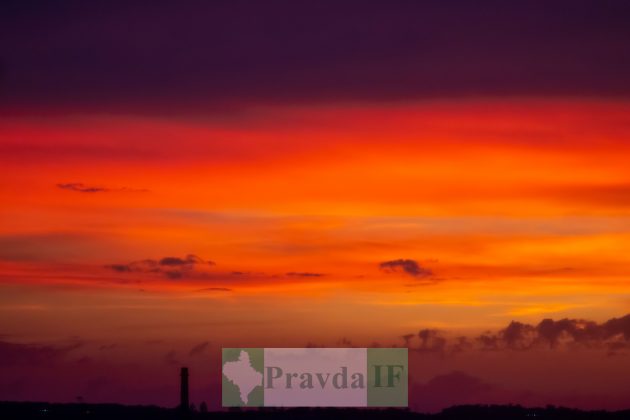 Чарівне вечірнє небо над Франківськом ФОТОРЕПОРТАЖ