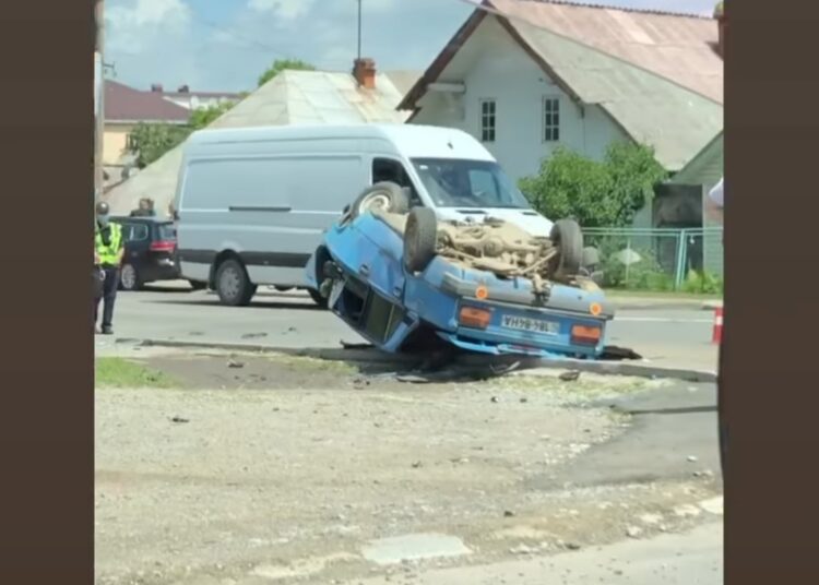 Карколомна ДТП на Прикарпатті - від сильного удару одне з авто опинилось на даху ВІДЕО