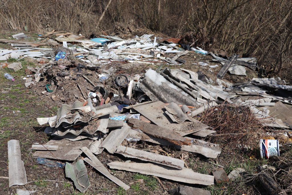 Неподалік Франківська люди "відновили" стихійне сміттєзвалище ФОТО