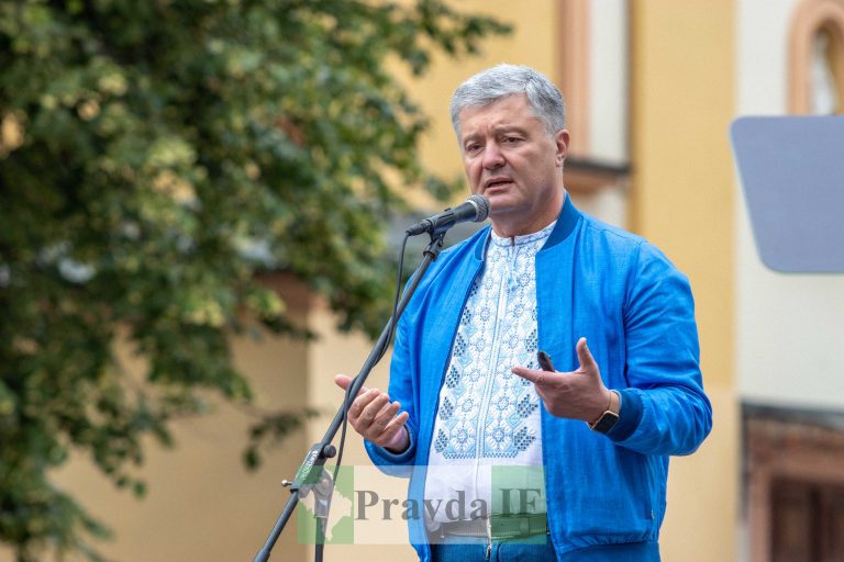 До Франківська приїхав Петро Порошенко ФОТОРЕПОРТАЖ