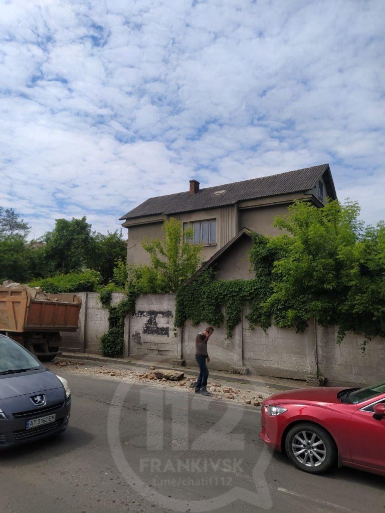 У Франківську з вантажівки посеред дороги висипалося каміння та цегла ВІДЕО