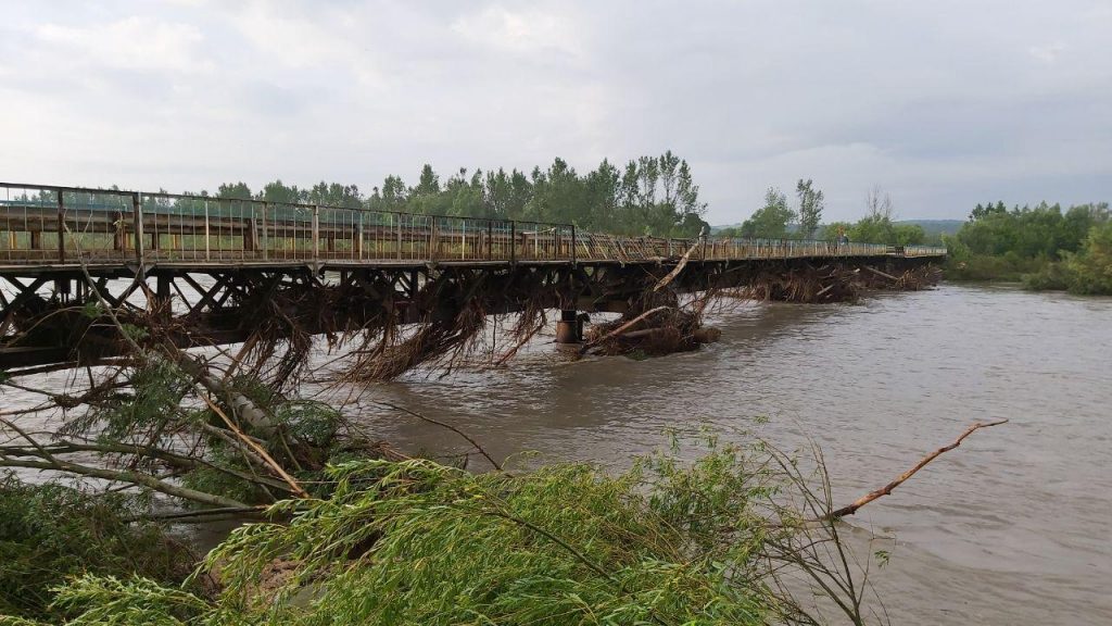 На Коломийщині міст через Прут знаходиться в критичному стані ФОТО