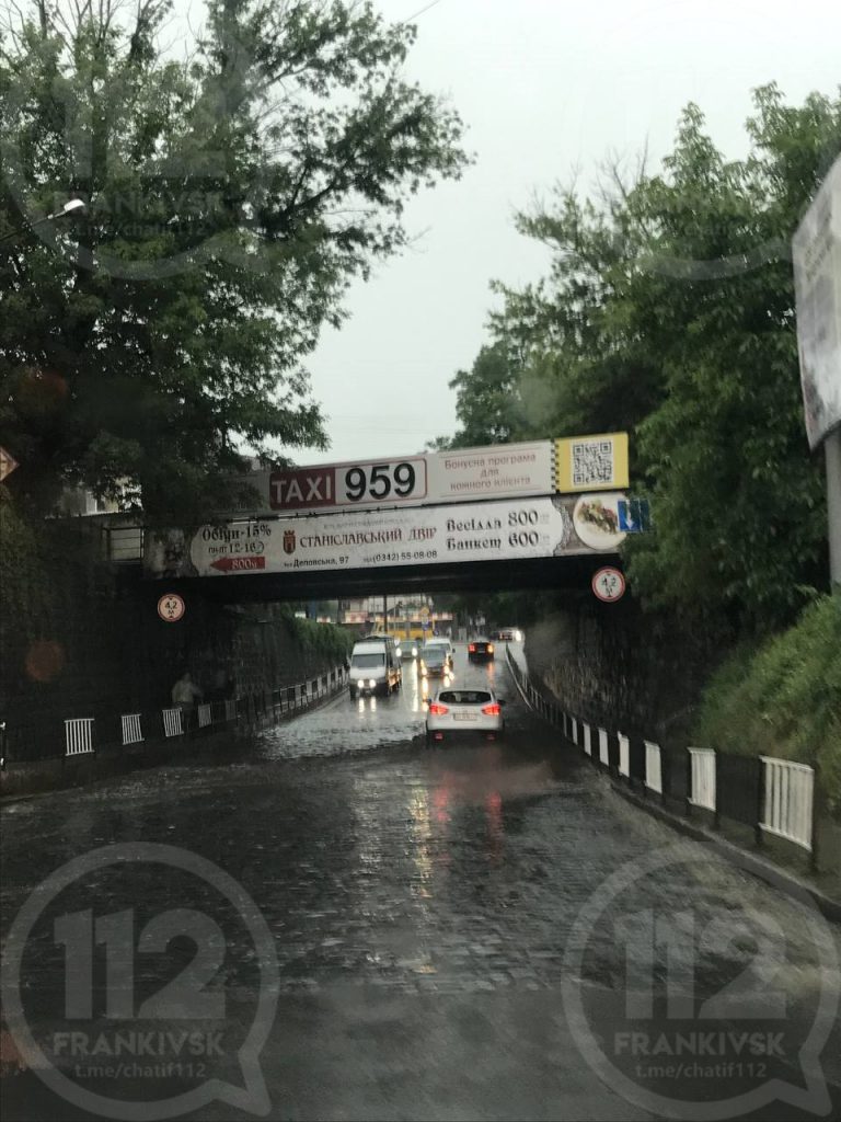 Через сильну зливу Івано-Франківськ вже традиційно «поплив» ФОТО та ВІДЕО