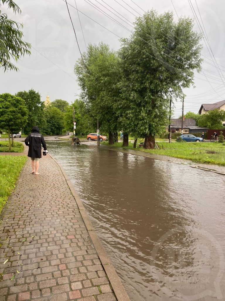 Через сильну зливу Івано-Франківськ вже традиційно «поплив» ФОТО та ВІДЕО