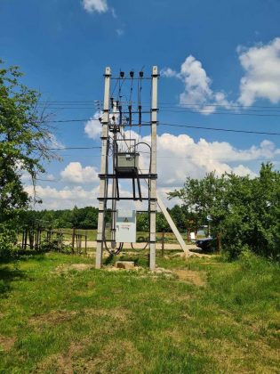 Прикарпатські енергетики завершують реконструкцію електромереж на Калущині ФОТО