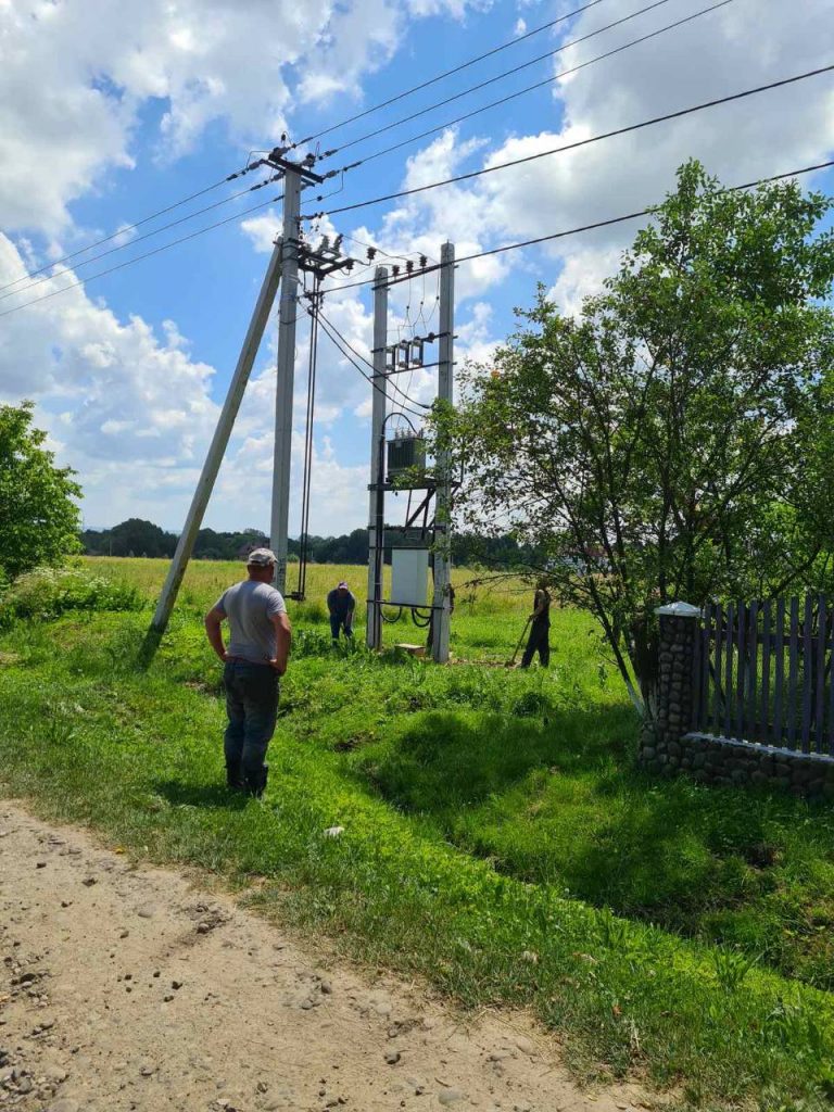 Прикарпатські енергетики завершують реконструкцію електромереж на Калущині ФОТО