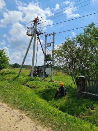 Прикарпатські енергетики завершують реконструкцію електромереж на Калущині ФОТО