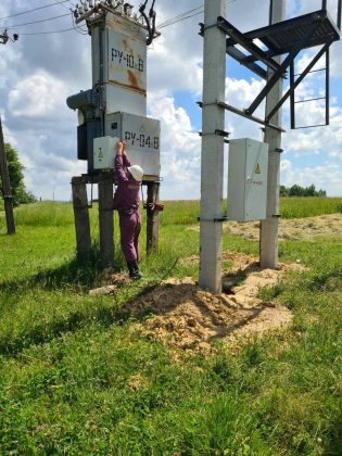 Прикарпатські енергетики завершують реконструкцію електромереж на Калущині ФОТО