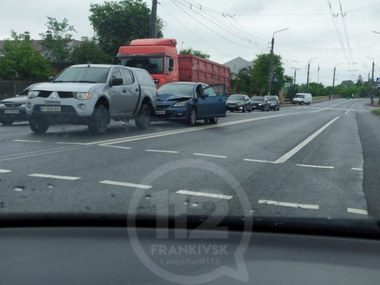 Біля Франківська легкове авто підрізало позашляховик ФОТО