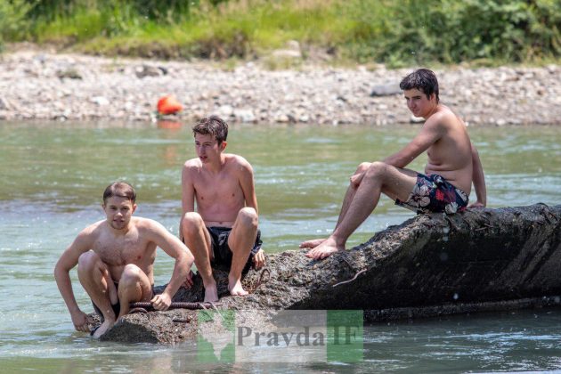 Засмагають топлес: у Франківську стартував купальний сезон ФОТОРЕПОРТАЖ