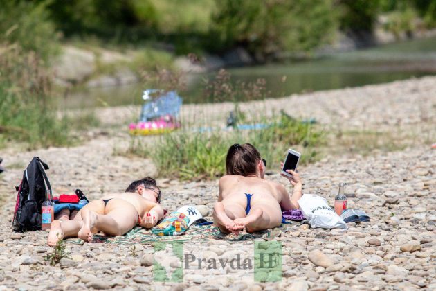 Засмагають топлес: у Франківську стартував купальний сезон ФОТОРЕПОРТАЖ