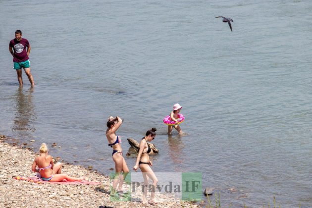 Засмагають топлес: у Франківську стартував купальний сезон ФОТОРЕПОРТАЖ