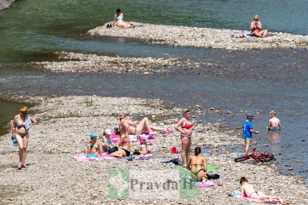 Засмагають топлес: у Франківську стартував купальний сезон ФОТОРЕПОРТАЖ