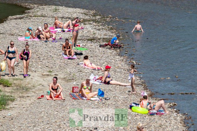 Засмагають топлес: у Франківську стартував купальний сезон ФОТОРЕПОРТАЖ