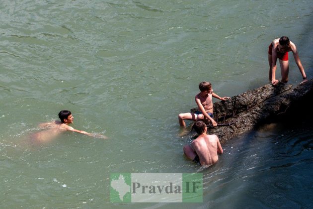 Засмагають топлес: у Франківську стартував купальний сезон ФОТОРЕПОРТАЖ